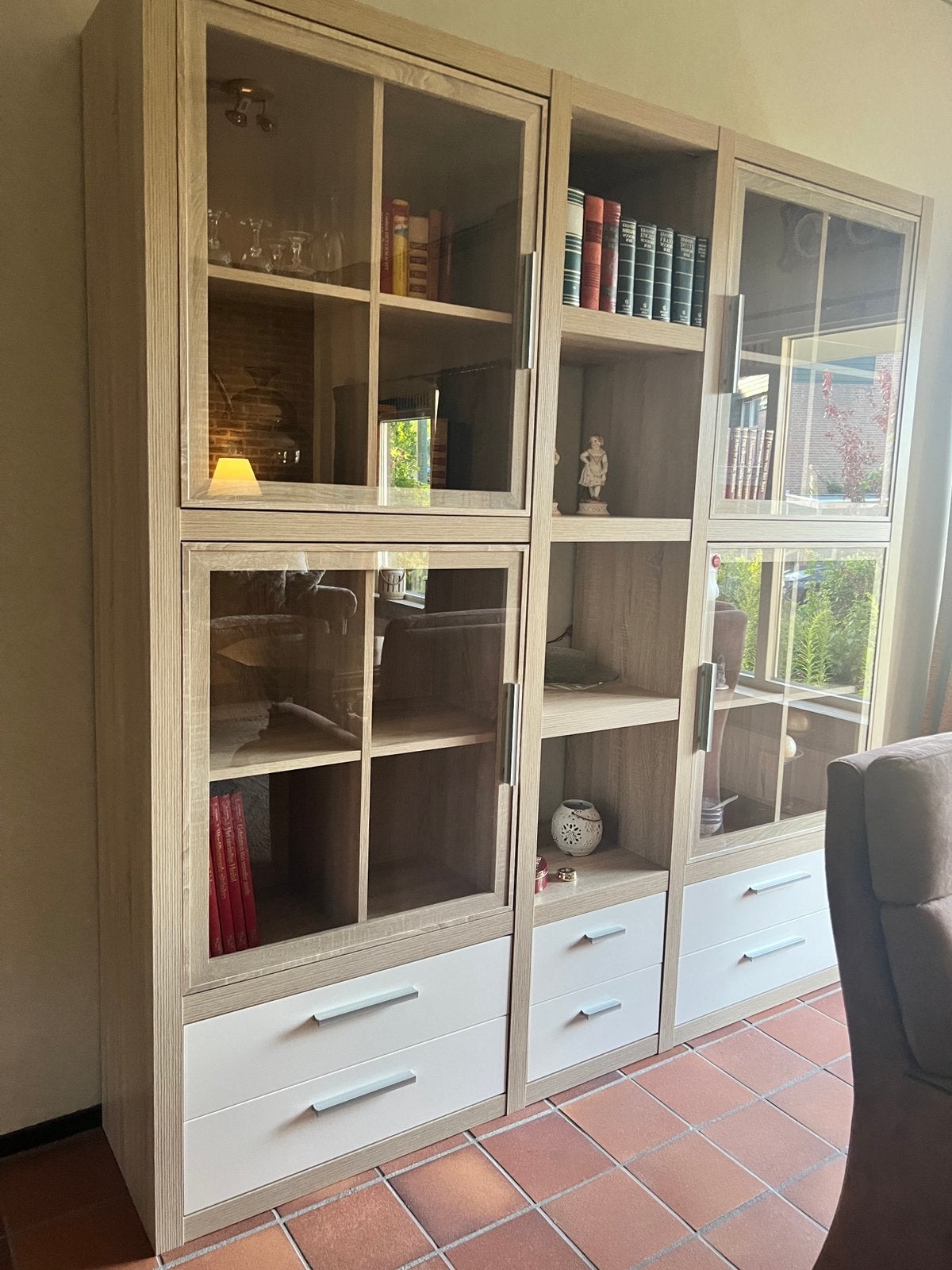Moderne wandkast / servieskast met glazen deuren en lades, Ophalen, Zo goed als nieuw, 25 tot 50 cm, 200 cm of meer