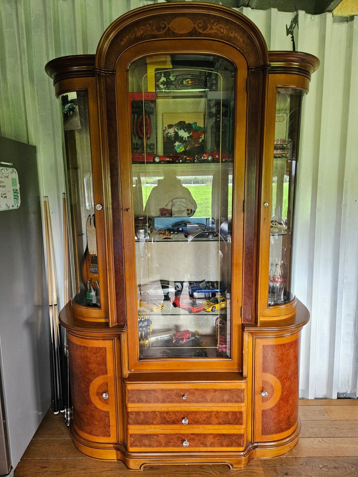 Prachtige klassieke vitrinekast met lades en glazen deuren, Ophalen, 100 tot 150 cm, Met lade(s), Overige houtsoorten