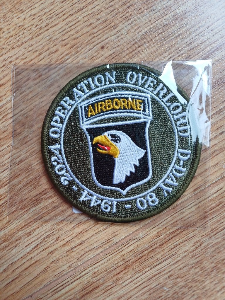 Ecusson / Embleem D-Day 80th anniversary 2024 (2 soorten), Ophalen of Verzenden, Overige soorten, Overige gebieden, Embleem of Badge