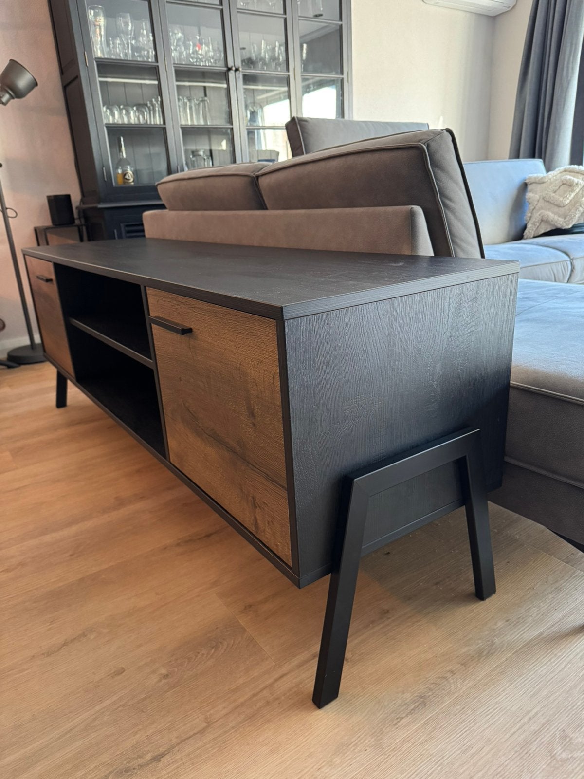 Tv meubel houtlook/zwart, Ophalen, 150 tot 200 cm, Zo goed als nieuw, Minder dan 100 cm