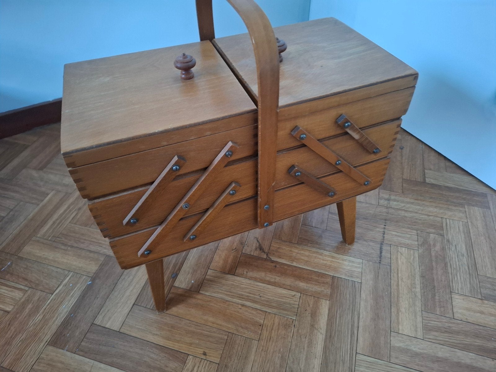Vintage houten naaidoos op pootjes - Naaigaren opberger, Ophalen of Verzenden, Zo goed als nieuw