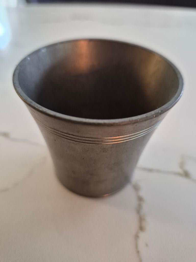 Decoratief tinnen bekertje, Zeister tin, Antiek en Kunst, Antiek | Tin, Ophalen of Verzenden