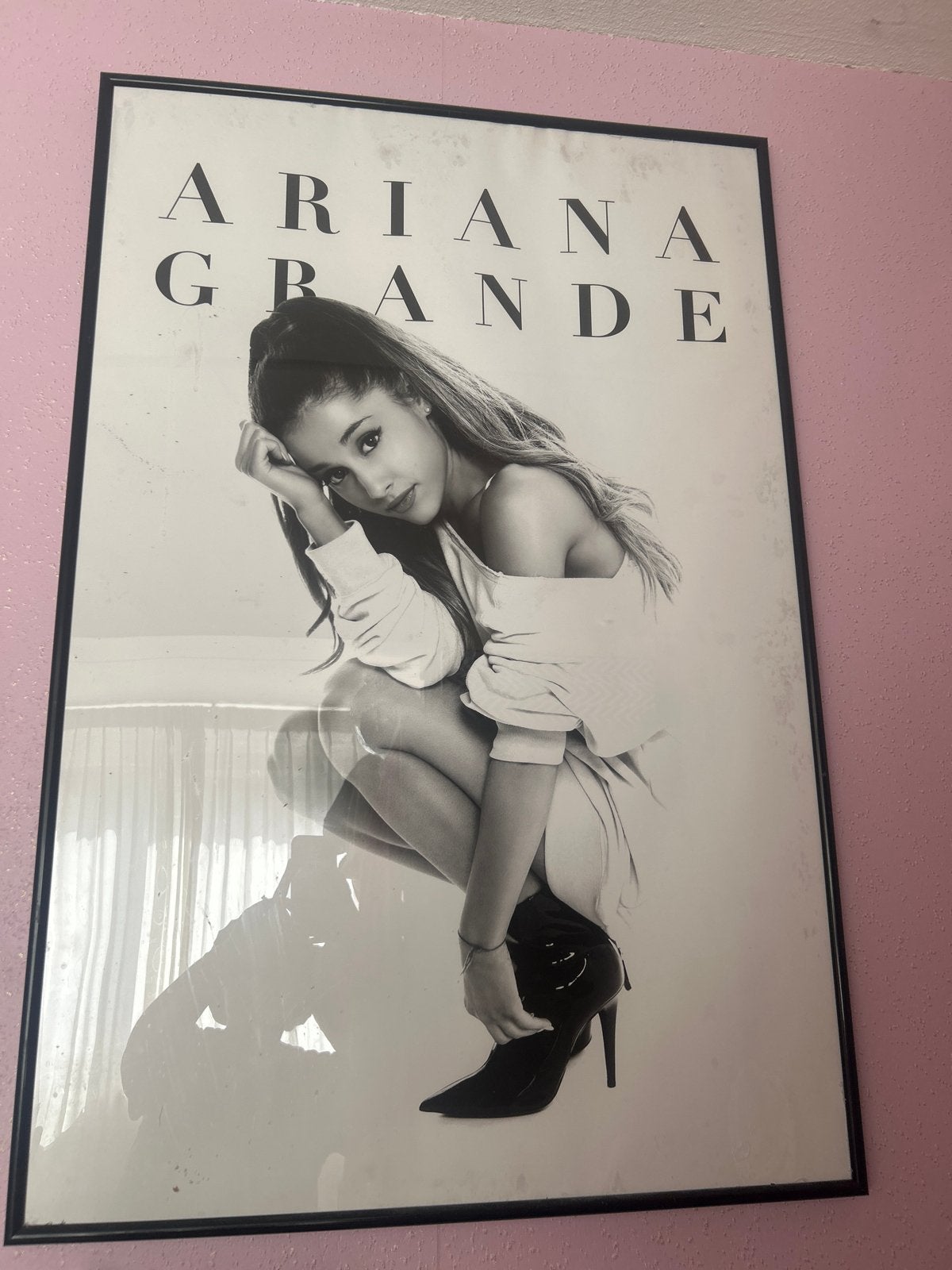 Ariana Grande Poster - Zwart-wit ingelijst, Huis en Inrichting, Gebruikt, Ophalen of Verzenden, Foto of Poster, 75 – 100