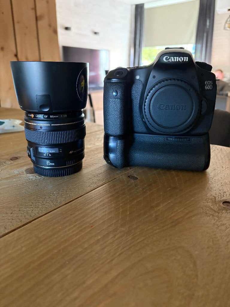 canon eos 60d  en canon 85 mm 1.8 set minder 6500 kliks, Audio, Tv en Foto, Spiegelreflex, Canon, Kantelbaar/draaibaar scherm