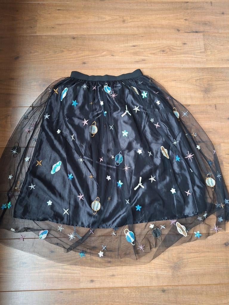 Hunkøn zwarte tule rok met sterren en planeten, maat M, Kleding | Dames, Rokken, Ophalen of Verzenden