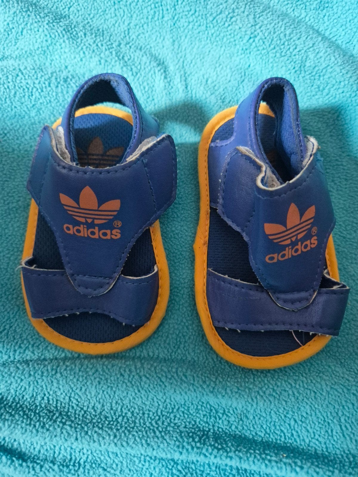 Adidas babysandalen blauw/geel maat 18, Adidas, Jongetje of Meisje, Ophalen of Verzenden, Gebruikt