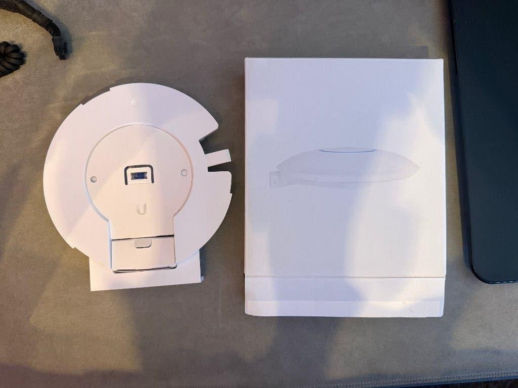 UniFi AP Arm Mount, Computers en Software, Accesspoints, Ophalen of Verzenden, Zo goed als nieuw, Ubiquiti UniFi