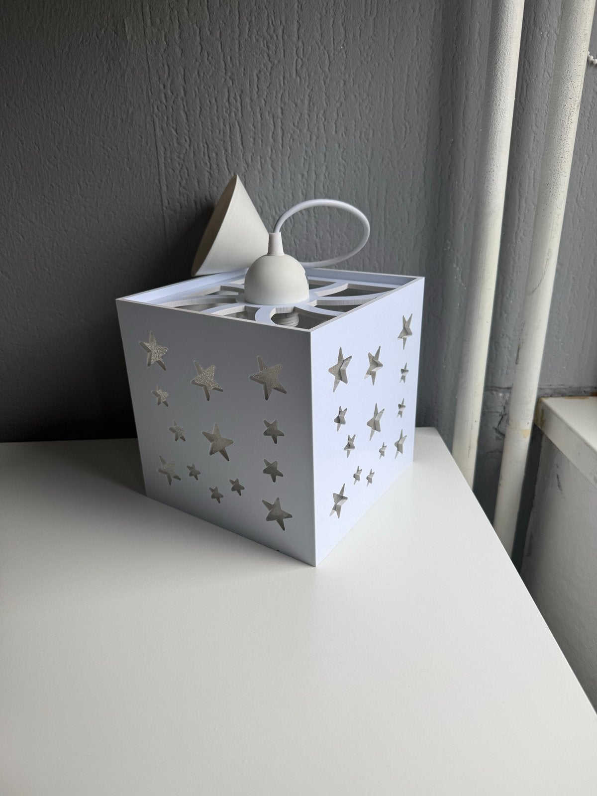 Witte hanglamp met sterren uitgesneden, Ophalen, Zo goed als nieuw, Hout, E27 (groot)