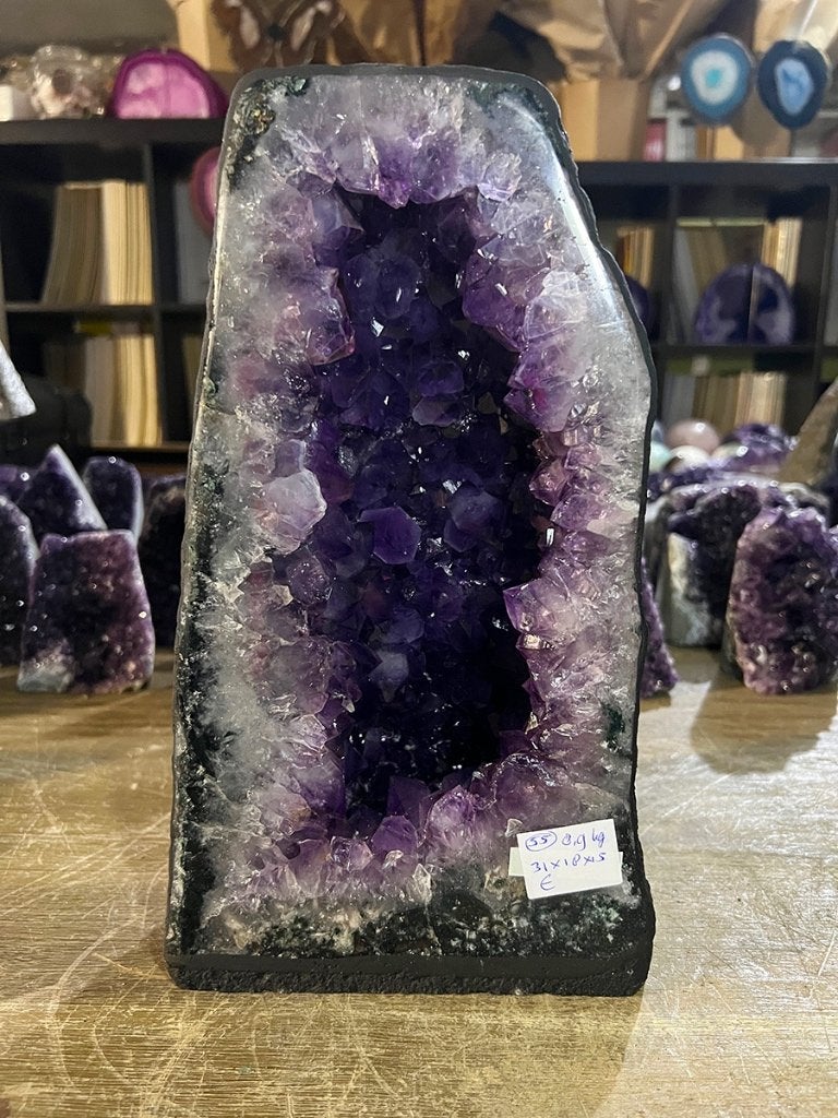 Amethist geode (55) van 8,9 kg, diep paars van kleur, Ophalen of Verzenden, Mineraal