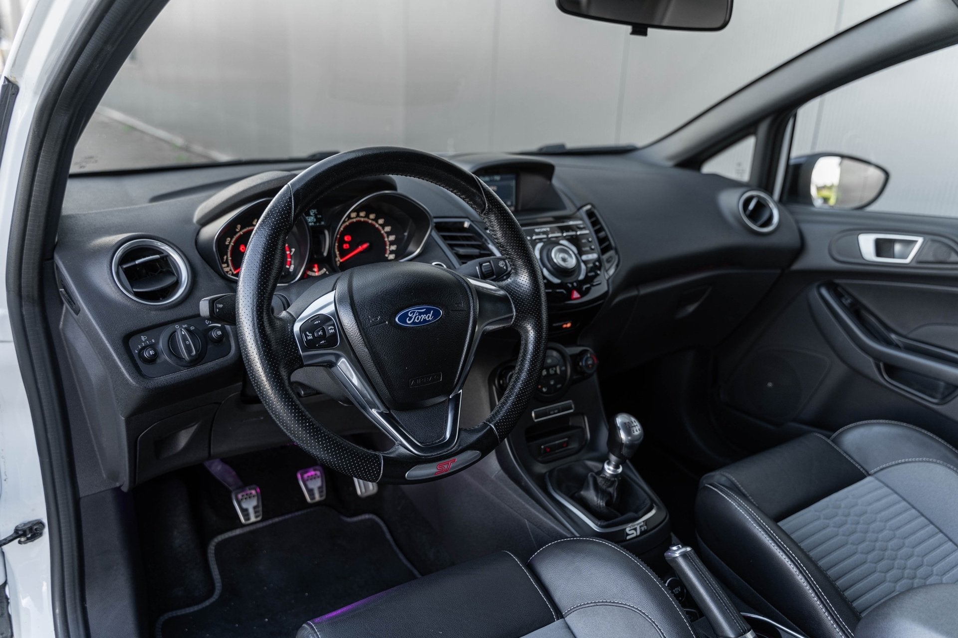 Ford Fiesta 1.6 ST2 215PK BLACK+WHITE! 77/200 CAMERA/SPARCO, Auto's, Voorwielaandrijving, 1596 cc, 1063 kg, Gebruikt