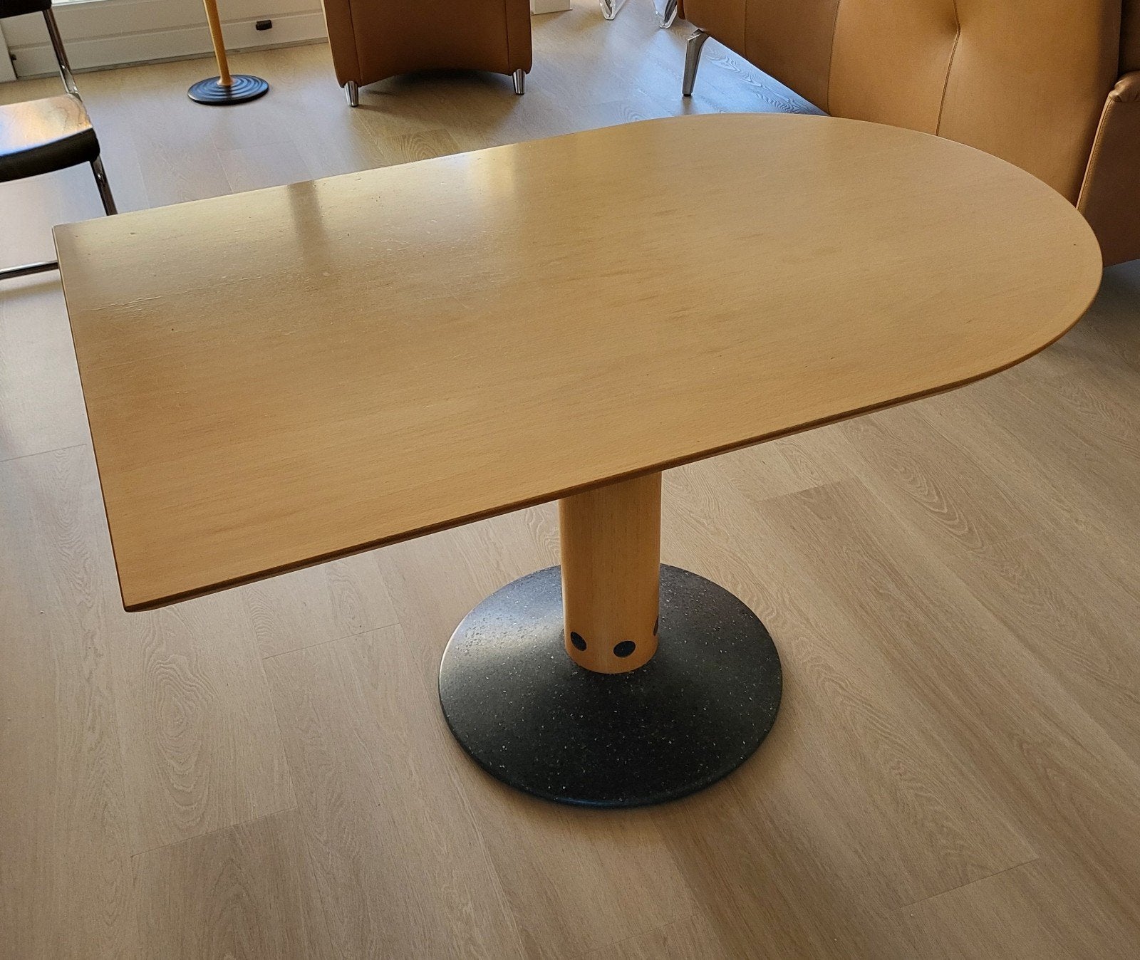 Unieke eettafel met halfrond blad en hardstenen voet, Ophalen, Gebruikt, 100 tot 150 cm, 50 tot 100 cm