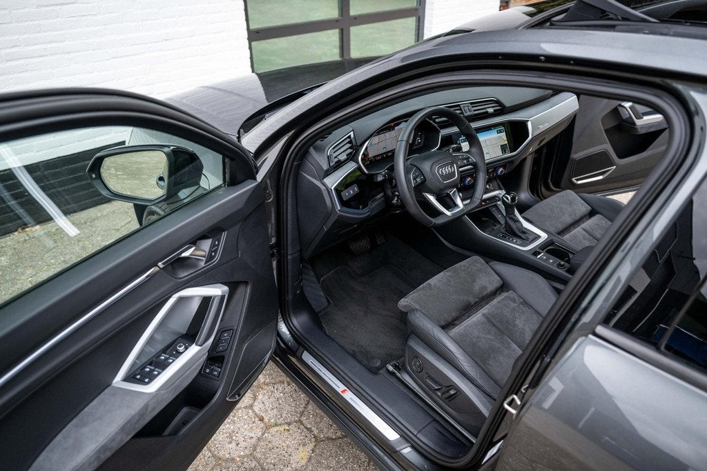 Audi Q3 Sportback 45 TFSI e S-Line 245pk ACC Pano Trekhaak, Stof, Gebruikt, Hybride Elektrisch/Benzine, Automatische klimaatregeling