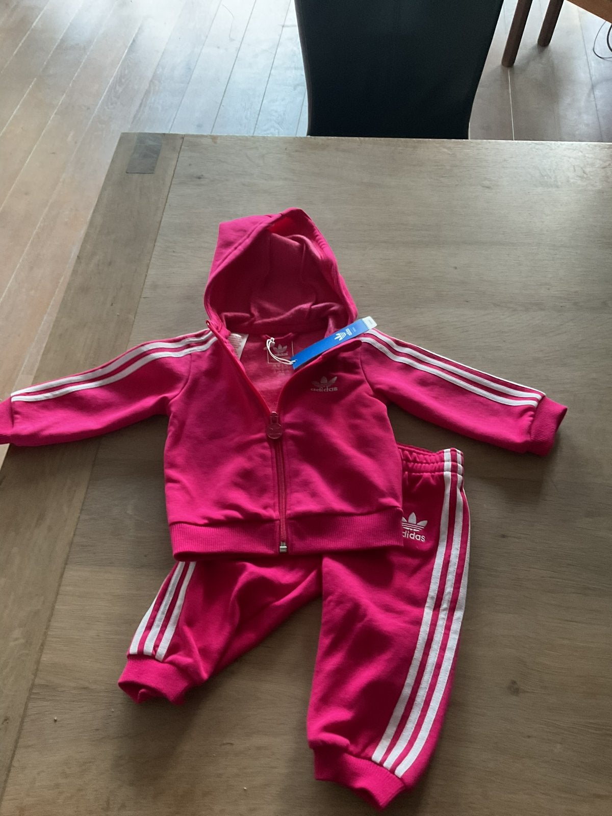 Nieuw roze joggingpakje,vest en broek v Adidas Originals 74, Ophalen of Verzenden, Nieuw, Jongetje of Meisje, Setje