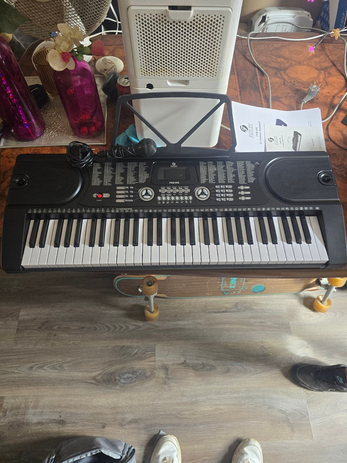Elektronisch keyboard met 61 toetsen en microfoon, 61 toetsen, Zo goed als nieuw, Met standaard, Ophalen