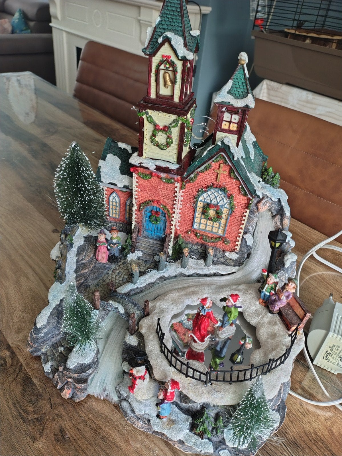 Zgan. Kerstdorp met kerk, beweging, lichten, muziek, Ophalen, Zo goed als nieuw