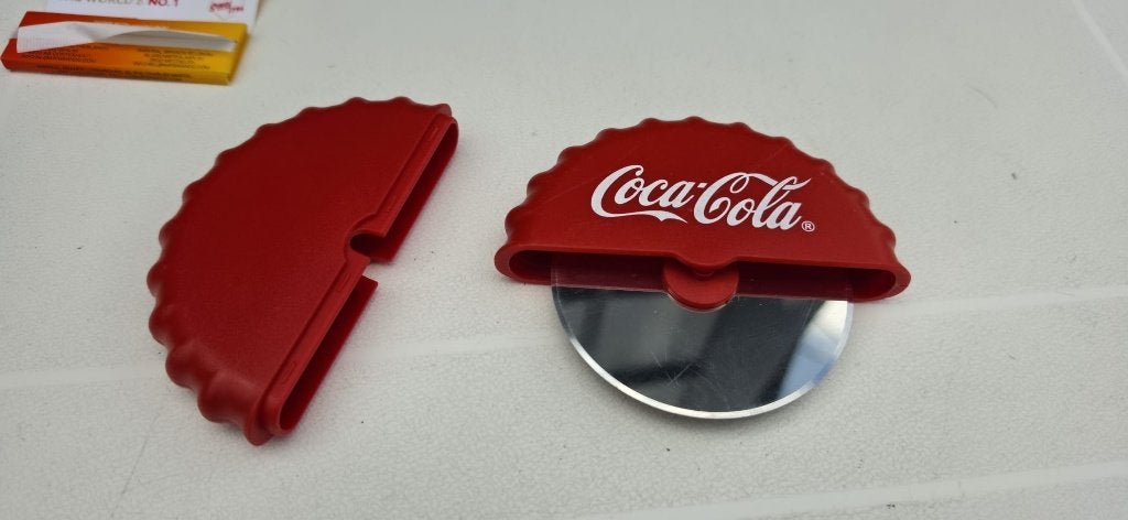 Coca Cola pizzasnijder, Ophalen of Verzenden, Zo goed als nieuw, Gebruiksvoorwerp