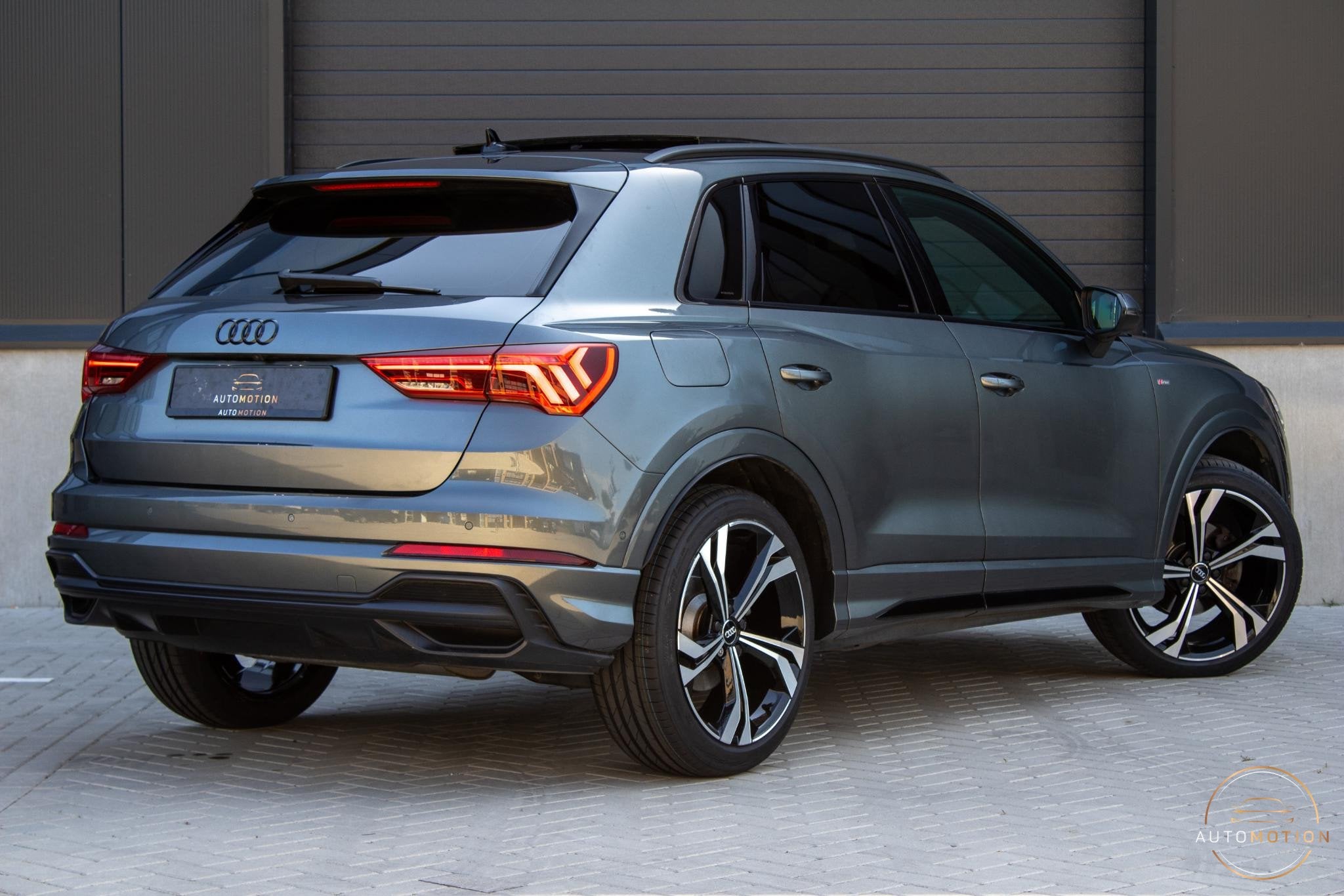 Audi Q3 35 TFSI S Line PANO CAMERA ELEKTRISCHE STOELEN SFEER, Auto's, Dealer onderhouden, 4 cilinders, Bedrijf, 1470 kg