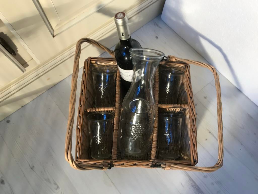 Glazen karaf met 4 glazen in mand/cadeau, Antiek en Kunst, Verzenden