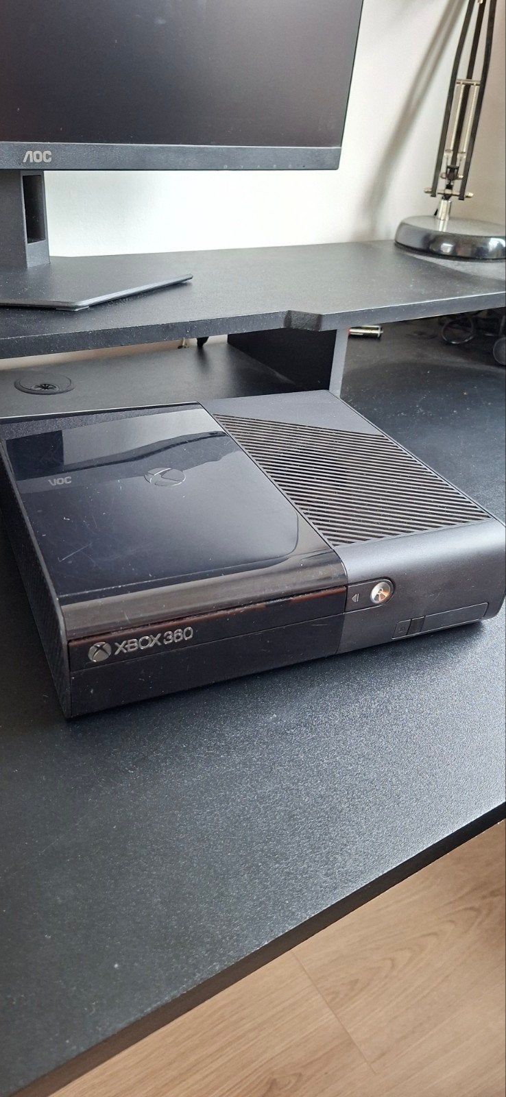 Xbox 360 E zo goed als nieuw met 2 controllers en kabels, Spelcomputers en Games, Ophalen of Verzenden, Zo goed als nieuw, Met 2 controllers