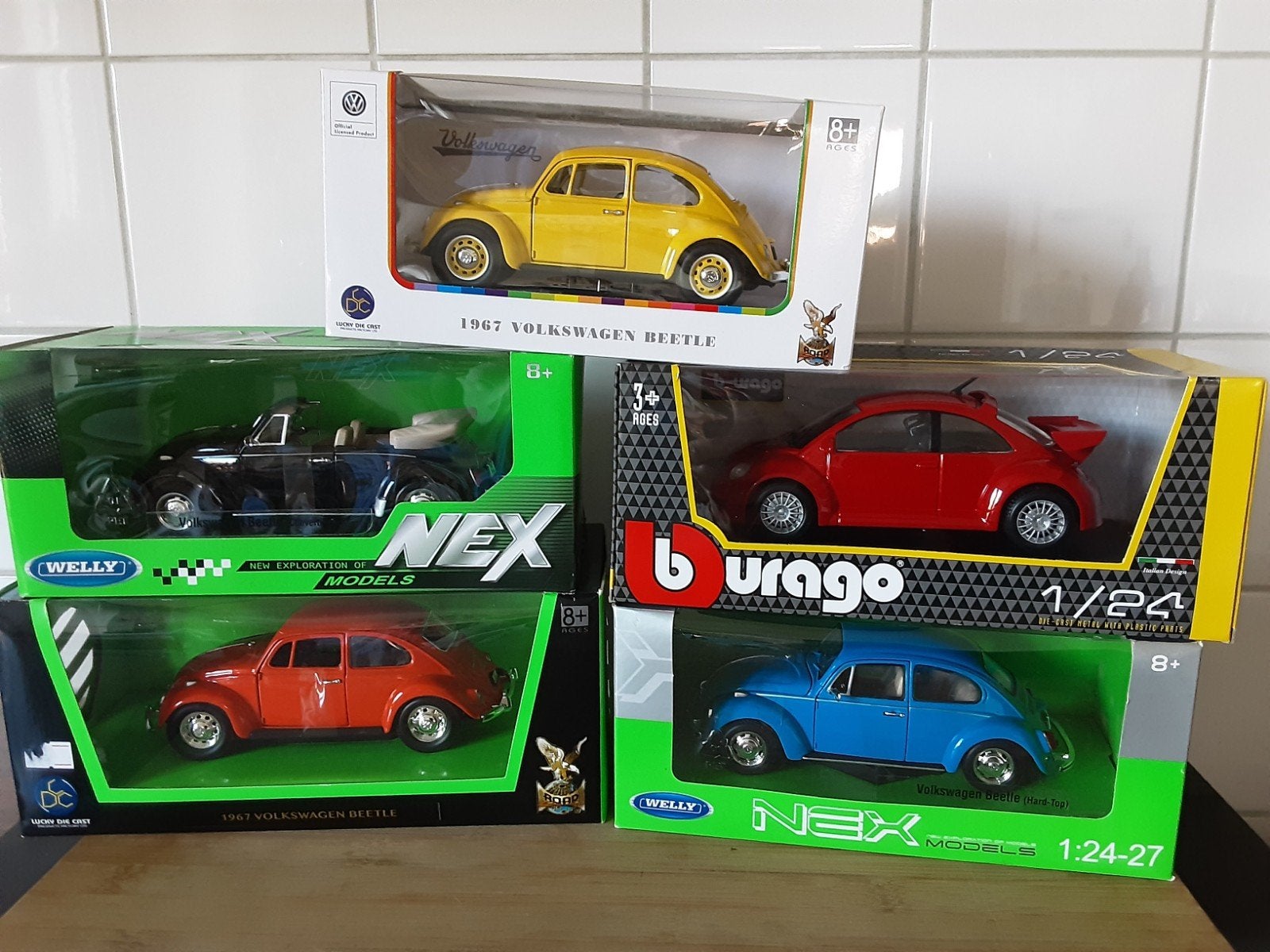 VOLKSWAGEN BEETLE--SCHAAL 1/24--NIEUW--€15,00 PER STUK, Hobby en Vrije tijd, Modelauto's | 1:24, Ophalen of Verzenden, Nieuw, Auto
