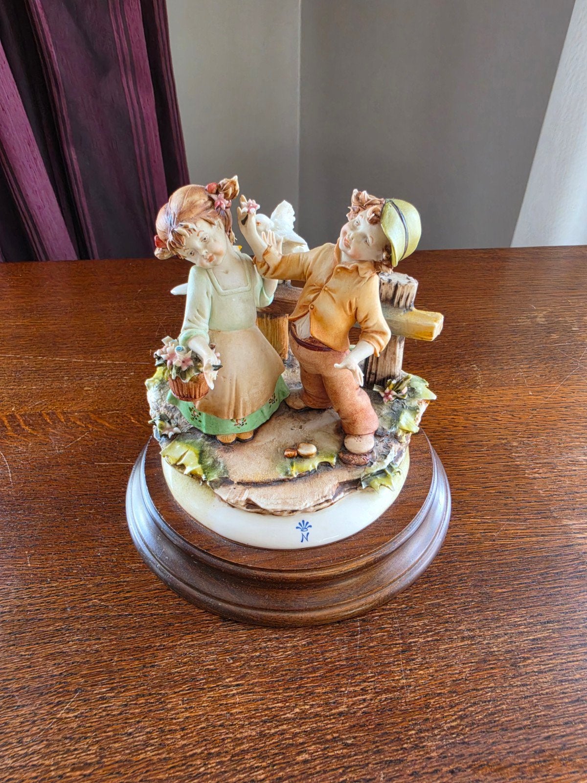 Capodimonte Beeldje 'Jonge Liefde' - Guio Ruzzotto, Ophalen, Groep mensen, 20 - 50 cm, Steen of Keramiek