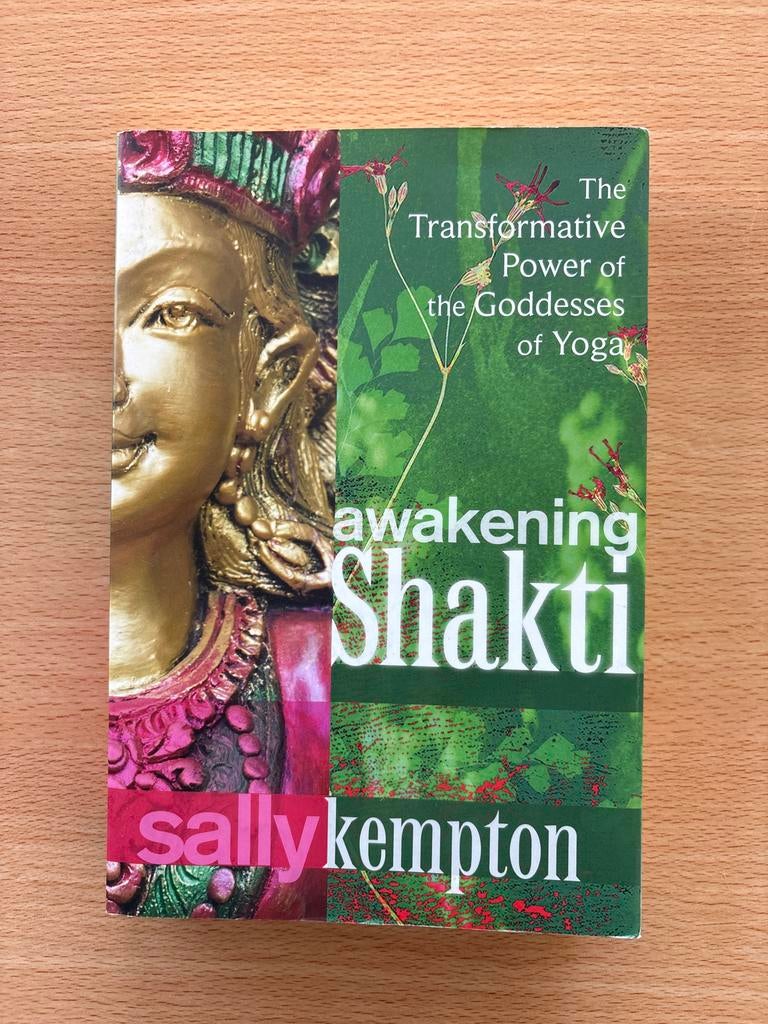Awakening Shakti: De Transformatieve Kracht van Yoga Godinne, Ophalen of Verzenden, Zo goed als nieuw, Meditatie of Yoga, Achtergrond en Informatie