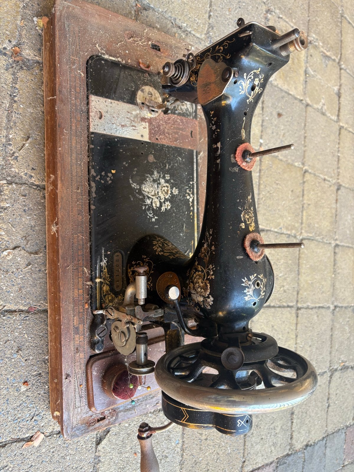 Antieke naaimachine in houten kist, Ophalen
