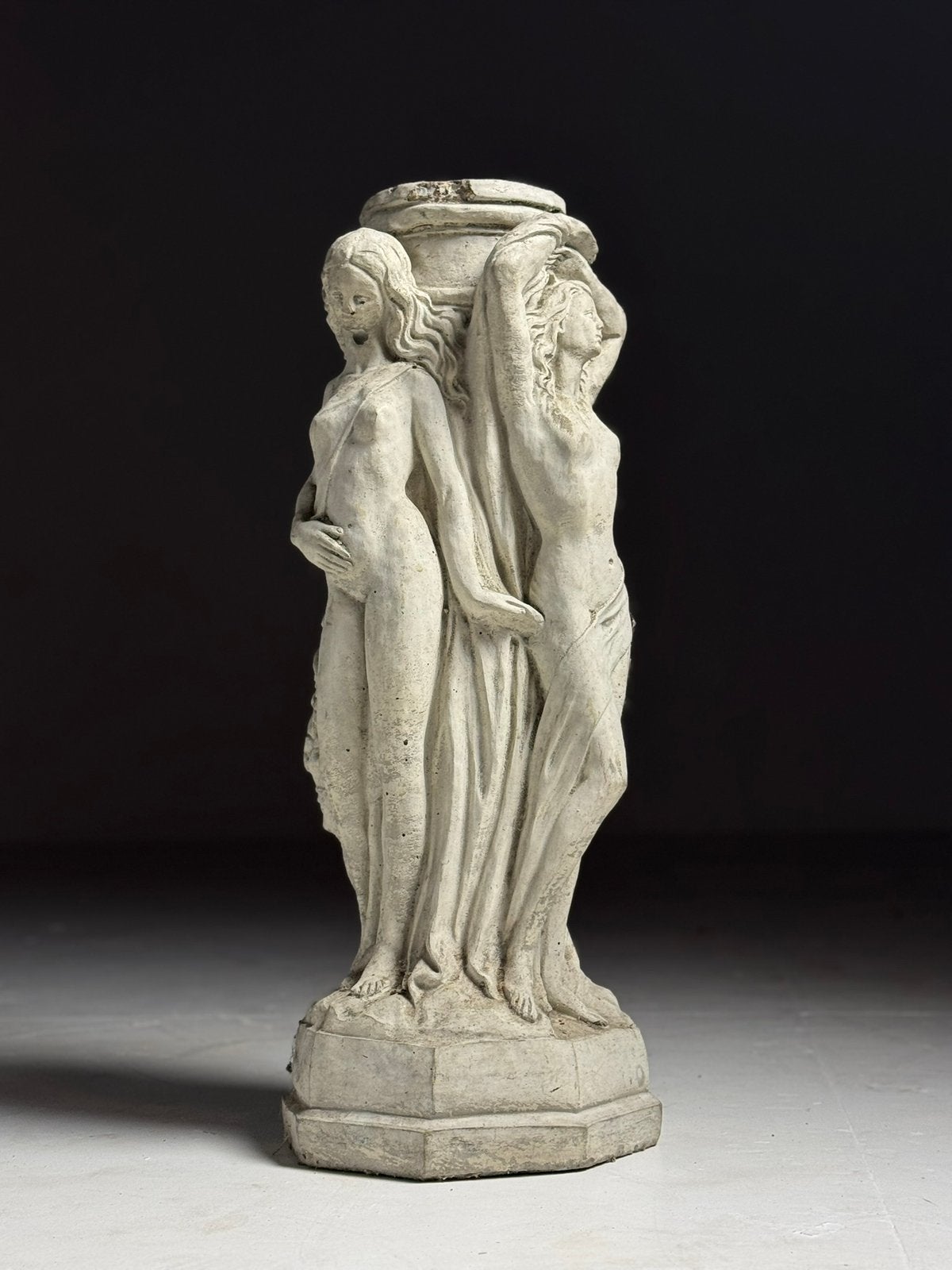 Betonnen tuinbeeld / zuil The Three Graces