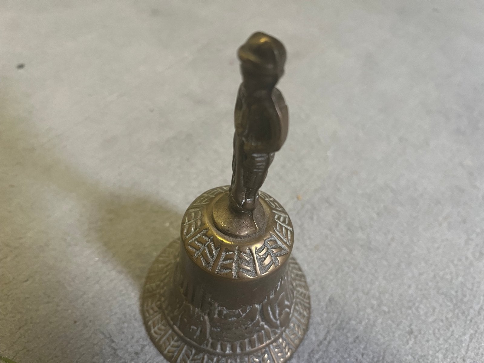 Koperen tafelbel met figuur, Antiek en Kunst, Antiek | Koper en Brons, Ophalen of Verzenden, Koper