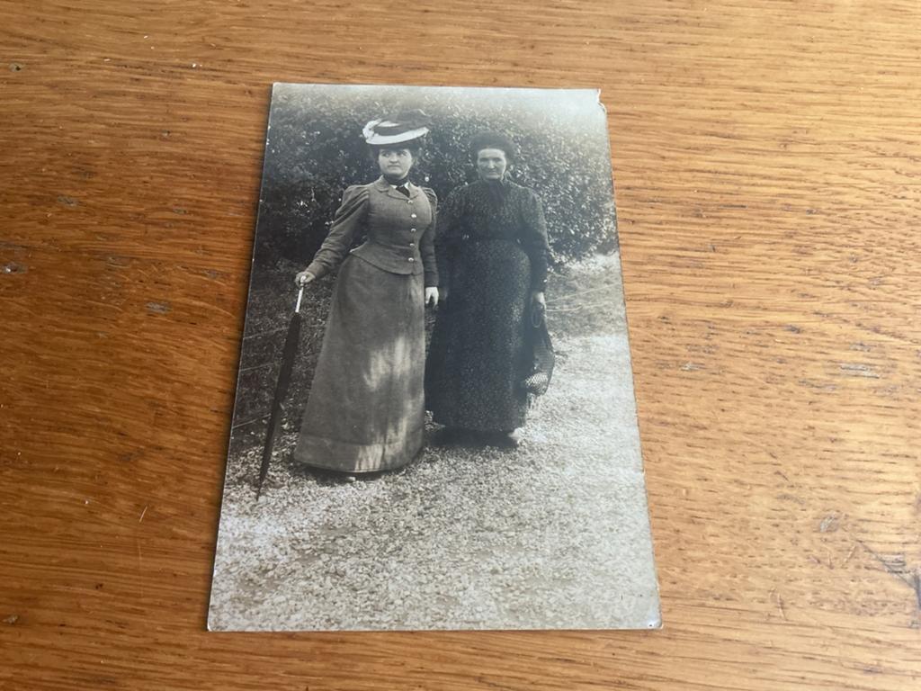 O220 twee vrouwen, Ophalen of Verzenden, Voor 1940, Zo goed als nieuw