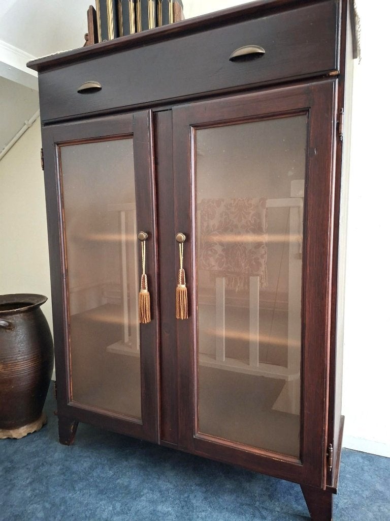 notenhouten vitrinekast met matglas en planken, Huis en Inrichting, Ophalen, 100 tot 150 cm, Met lade(s), 50 tot 100 cm
