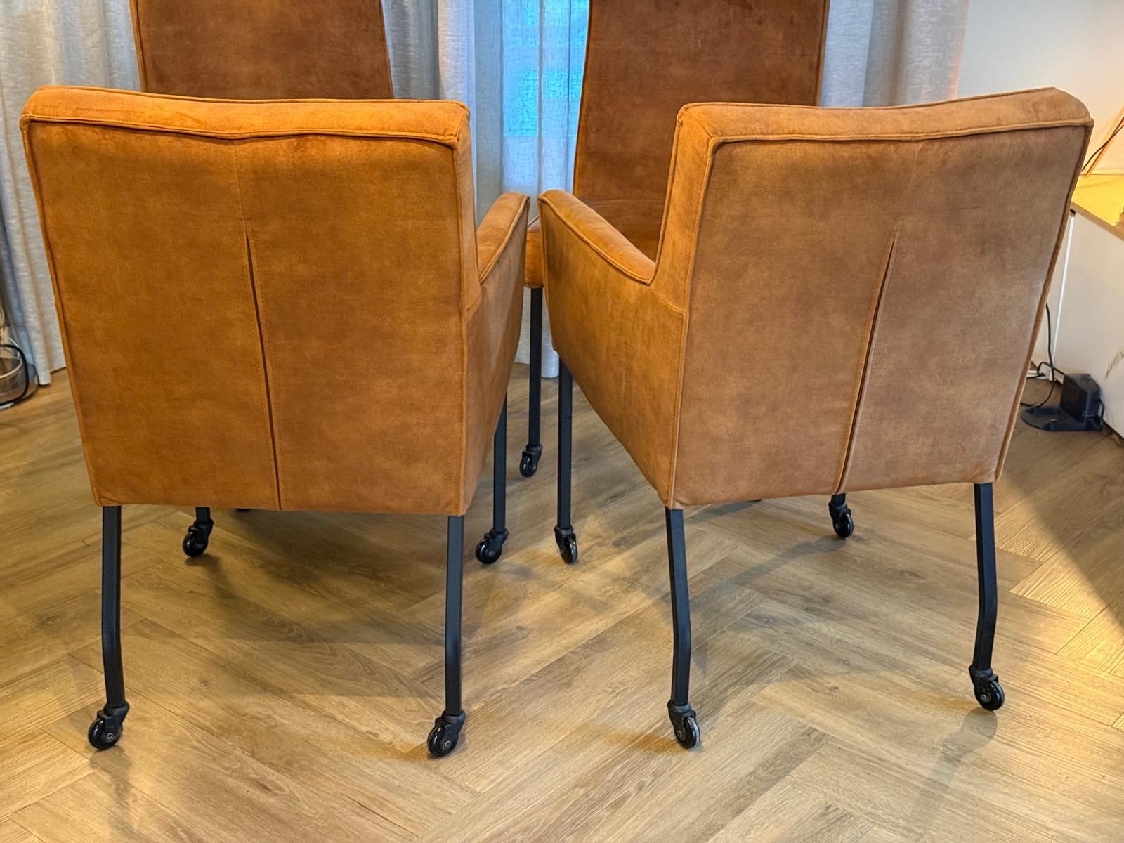 6 velvet eetkamerstoelen met wieltjes, 2 met armleuningen, Huis en Inrichting, Stoelen, Ophalen, Bruin, Zo goed als nieuw, Stof