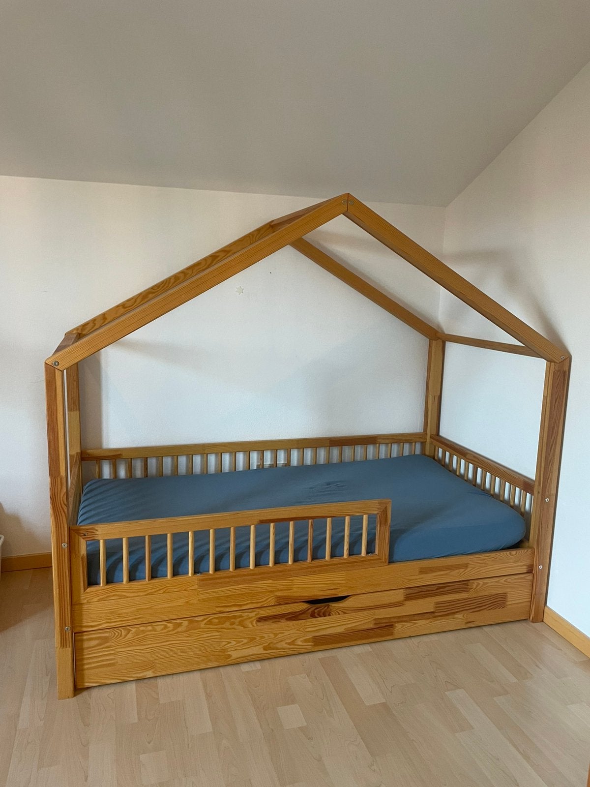 Massief houten huisbed, Kinderen en Baby's, Ophalen of Verzenden, Zo goed als nieuw, Overige typen