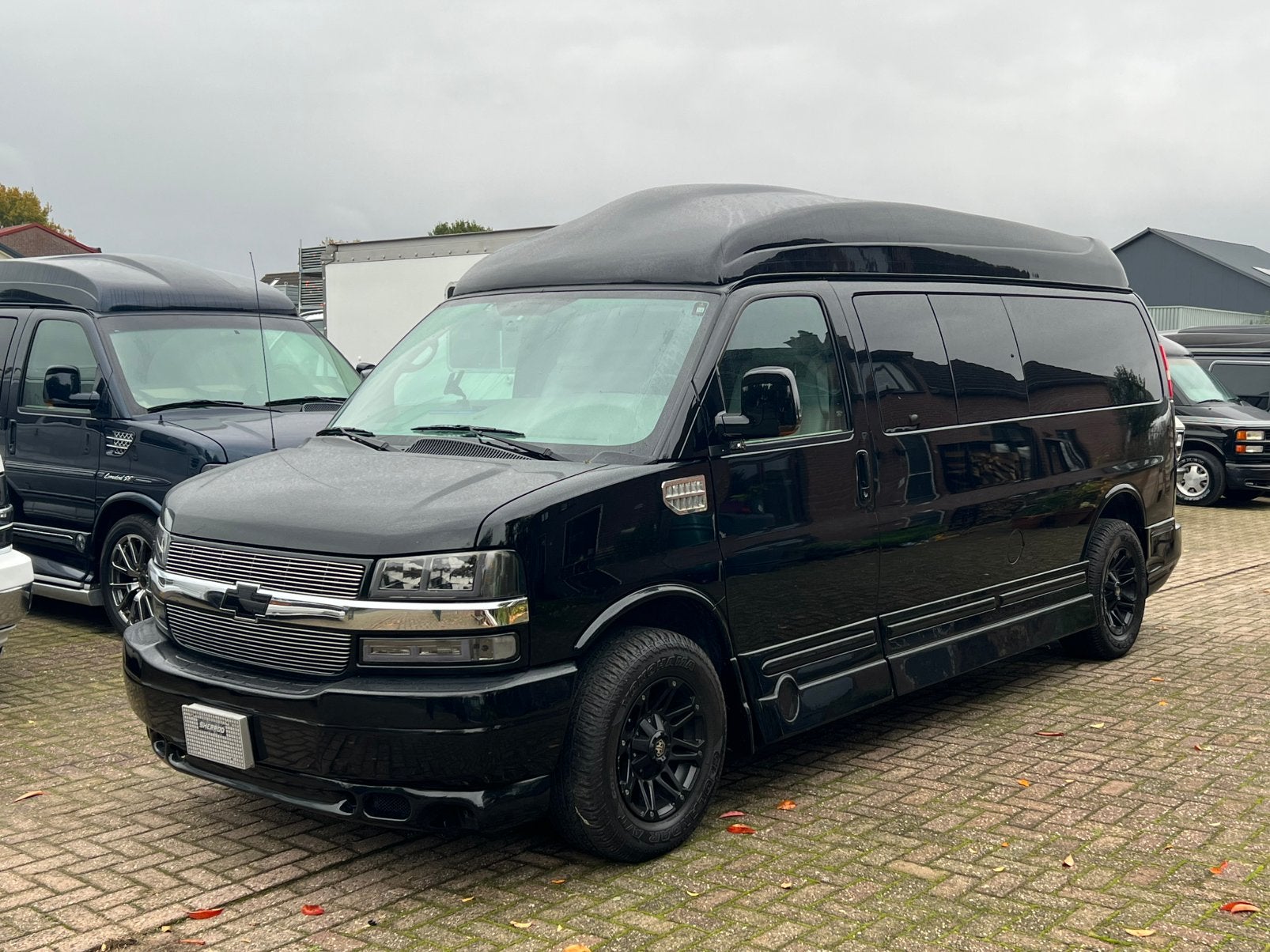 2010 Chevrolet Express 6.0L V8 LONG WHEELER    ***BLACK***, Auto's, Automaat, 8 cilinders, Overige carrosserieën, Zwart