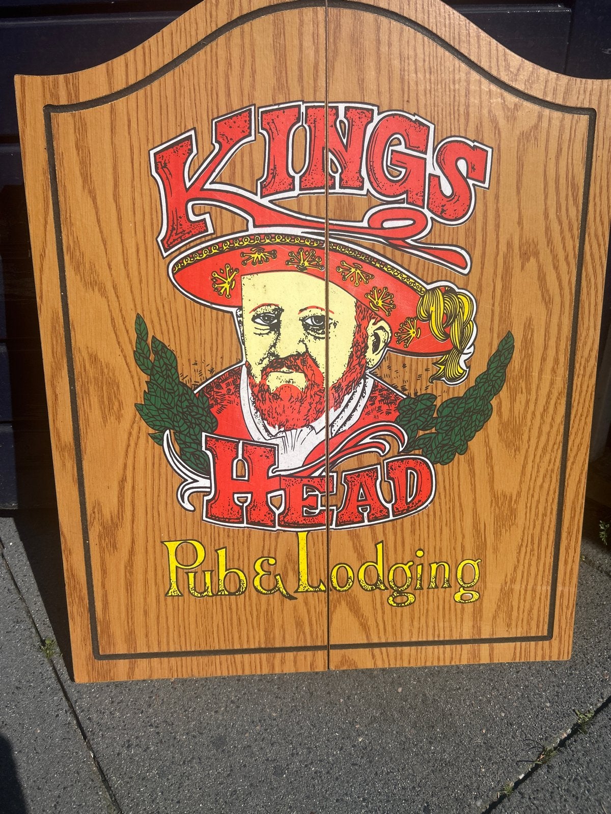 Dartbord in houten kast - Kings Head Pub & Lodging, Ophalen, Gebruikt, Dartbord met pijlen