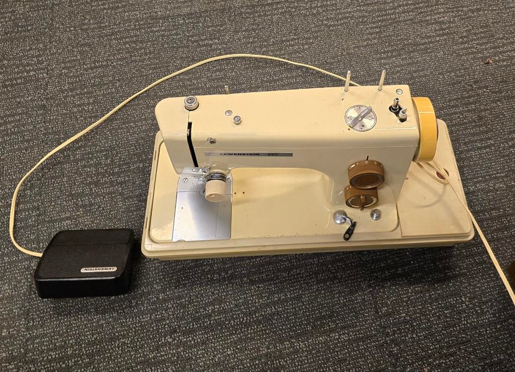 Lewenstein naaimachine in koffer goed werkend lewenstein 660, Gebruikt, Naaimachine, Nvt, Nvt