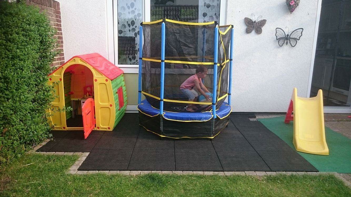 Rubber speelplaats tegels pen gat klimrek trampoline EN1177, Kinderen en Baby's, Speelgoed | Buiten | Trampolines, Ophalen of Verzenden