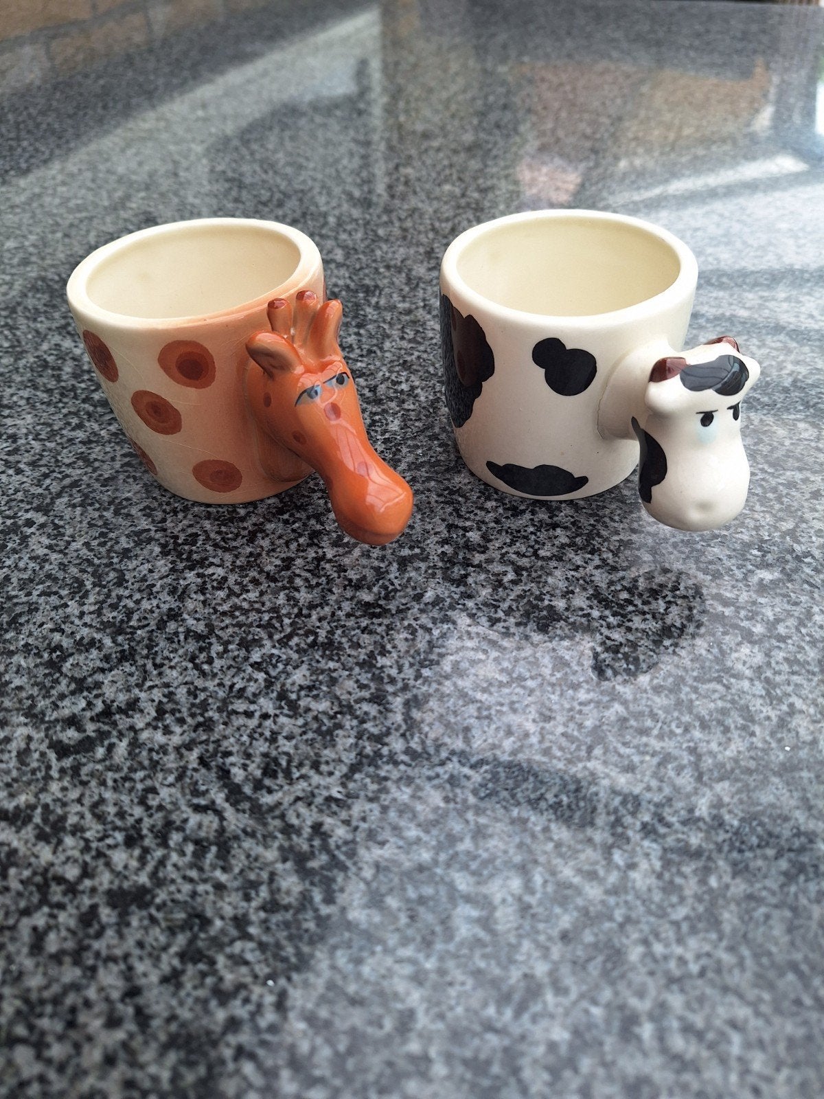 Leuke mokken: Giraffe en Koe - Keramiek, Gebruikt, Overige merken, Keramiek, Overige stijlen