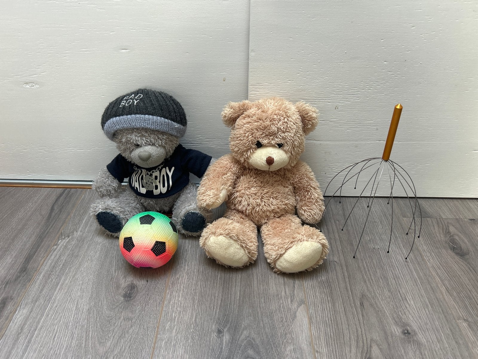 Twee schattige teddyberen met voetbal en hoofdmassage spin, Beer, Grijs, Ophalen of Verzenden, Zo goed als nieuw