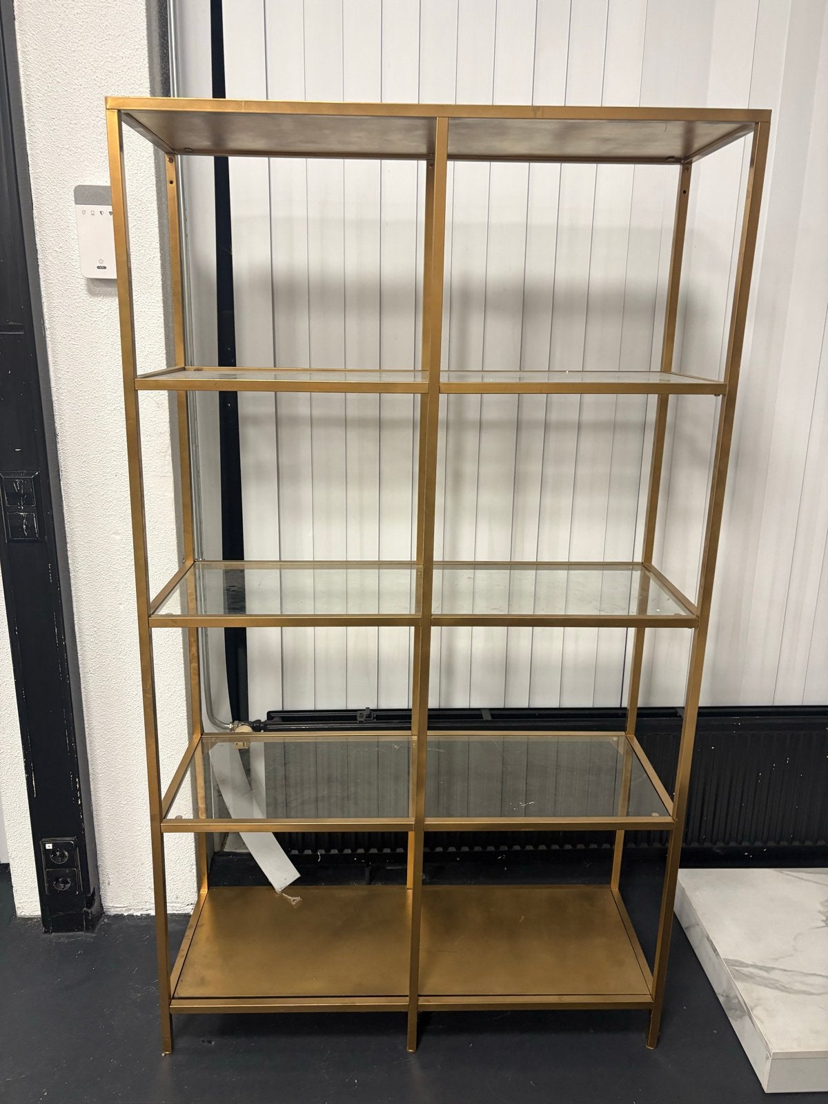 Gouden metalen boekenkast met glazen planken, Ophalen, Met plank(en), 50 tot 100 cm, Zo goed als nieuw