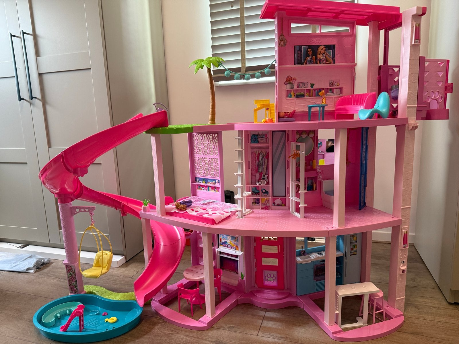 Barbie Droomhuis met Zwembad en Glijbaan, Kinderen en Baby's, Ophalen of Verzenden, Zo goed als nieuw, Poppenhuis
