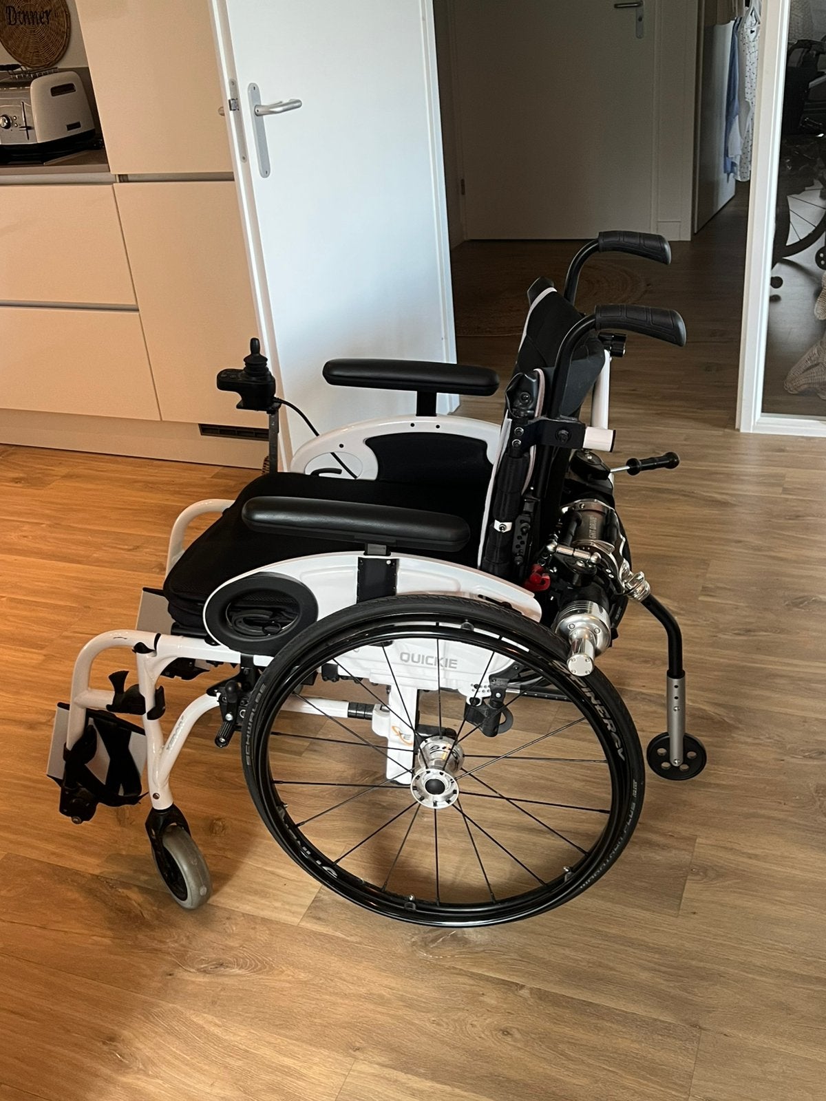 Elektrische rolstoel Quickie Q700 – wit/zwart – NIEUW, Diversen, Ophalen, Nieuw, Elektrische rolstoel