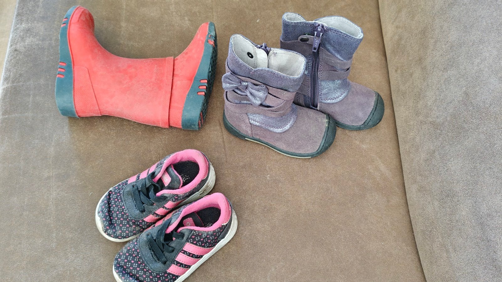 Schoenen laarzen, nieuw paar en adidas 20-21, Kinderen en Baby's, Ophalen, Adidas, Gebruikt, Meisje