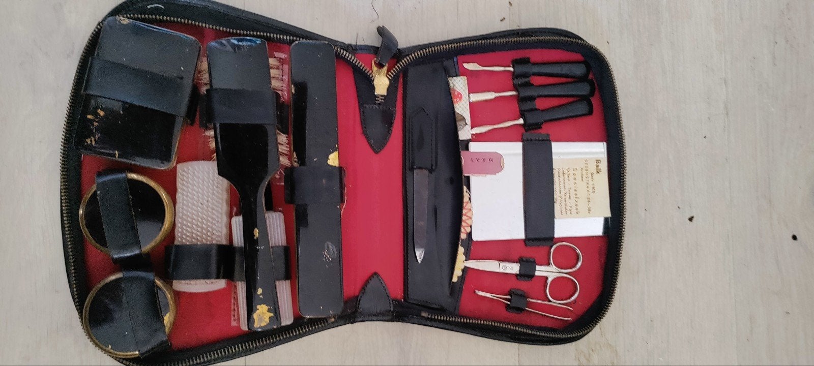 Vintage Toilettas / Beautycase met inhoud jaren 50/60, Gebruikt, Softcase, Zwart, Ophalen of Verzenden