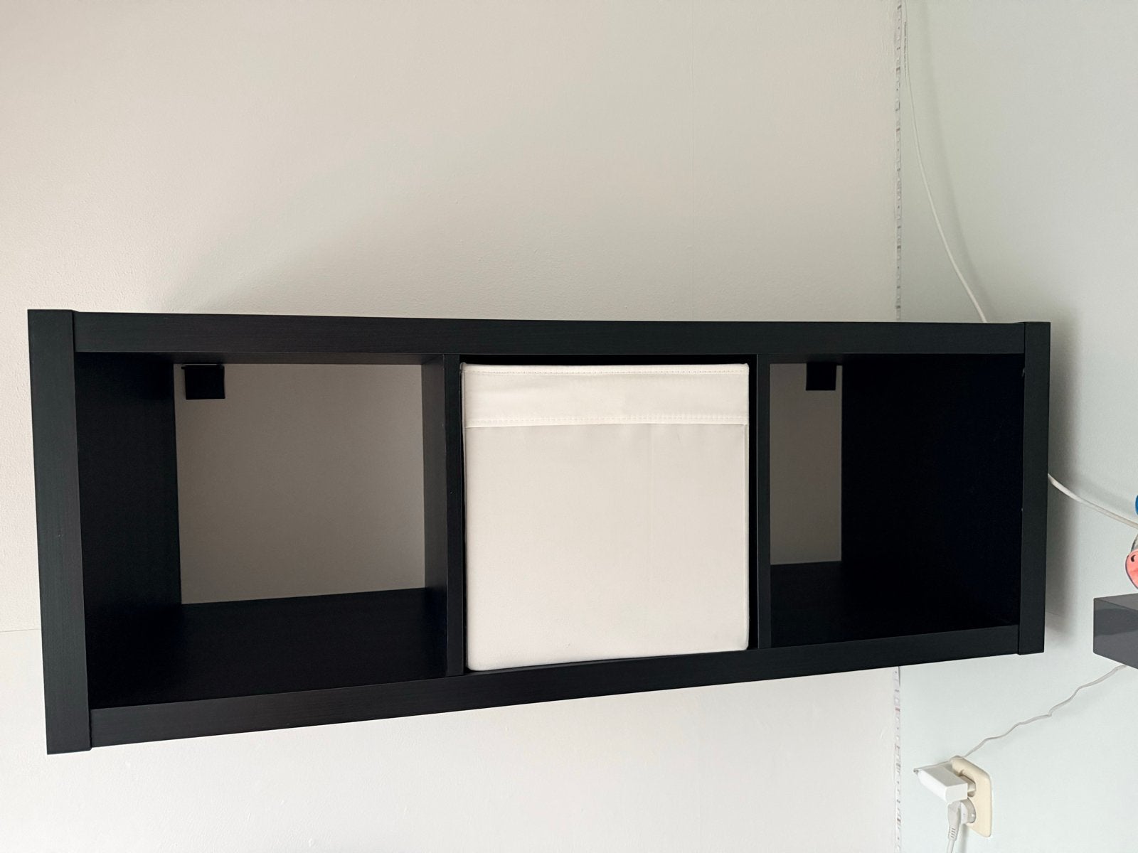 Zwart wandrek met 3 vakken, inclusief opbergbox Ikea, Ophalen, Met plank(en), Gebruikt, 100 tot 150 cm