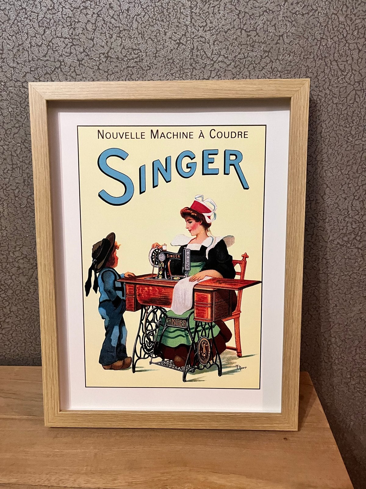 Vintage Singer Naaimachine Poster in Lijst - "Nouvelle Machi, Rechthoekig Staand, Met lijst, Ophalen of Verzenden, Zo goed als nieuw