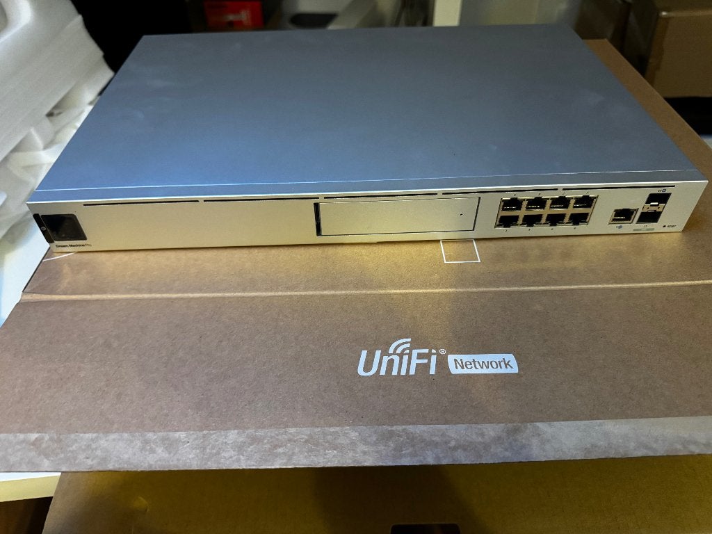 Ubiquiti UniFi Dream Machine Pro (UDM-Pro), Ophalen, Zo goed als nieuw, Router, Ubiquiti UniFi