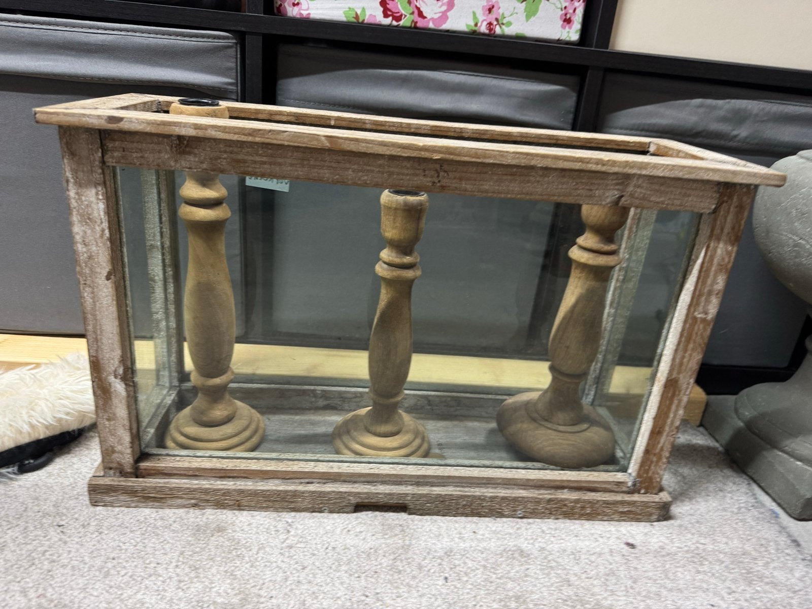Vitrine kastje met 3 houten kandelaars, Huis en Inrichting, Woonaccessoires | Kandelaars en Kaarsen, Gebruikt, Bruin, Overige merken