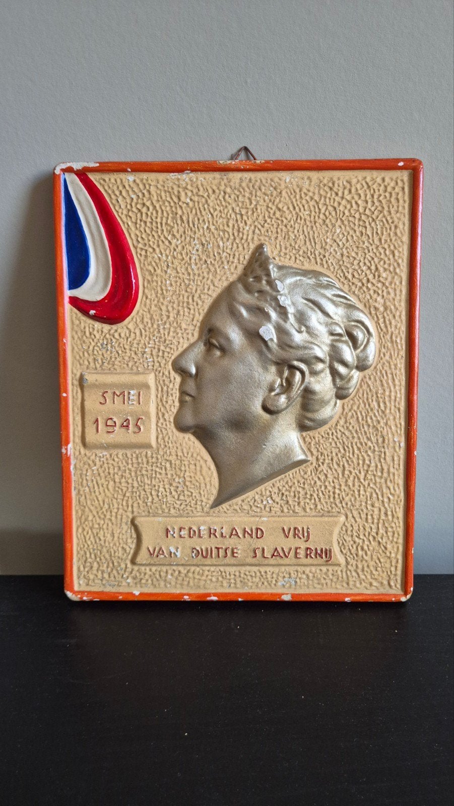 Oud reliëf / tegel Koningin Wilhelmina 5 mei 1945 bevrijding, Ophalen of Verzenden, Overige soorten, Nederland