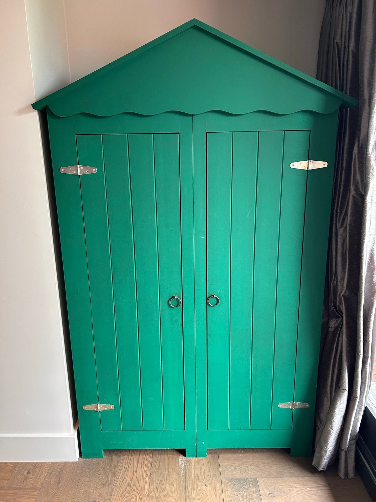 Leuke groene kinderkledingkast met puntdak, Kinderen en Baby's, Kinderkamer | Commodes en Kasten, Ophalen, Gebruikt, Kast, 105 cm of meer